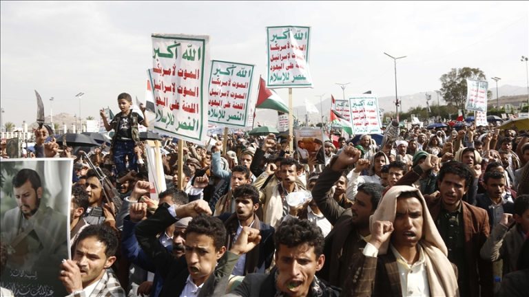 طلاب وأكاديميو جامعة صنعاء يتظاهرون تنديدًا بتجويع غزة ودعوة لتحرك شعبي واسع