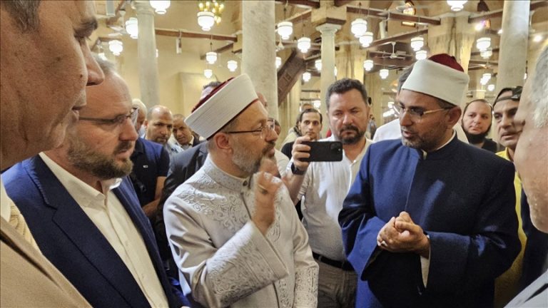 رئيس الشؤون الدينية التركي يزور الجامع الأزهر ويؤكد عمق العلاقات بين تركيا ومصر