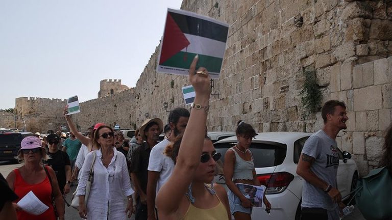 مظاهرة مؤيدة لفلسطين في رودوس بالتزامن مع وصول سفينة سياحية إسرائيلية