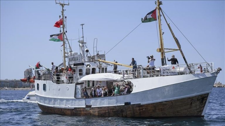 نشطاء “حنظلة” يواصلون الإضراب عن الطعام ويرفضون الترحيل القسري بعد اعتقالهم من البحرية الإسرائيلية