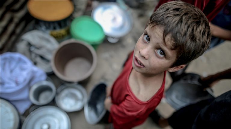 غزة تُحذر من انهيار إنساني شامل: 500 ألف كيس طحين أسبوعيًا لإنقاذ السكان