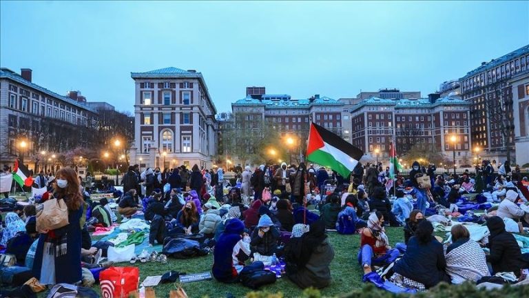 جامعة كولومبيا تطرد وتجمّد طلابًا مؤيدين لفلسطين بعد ضغوط أمريكية