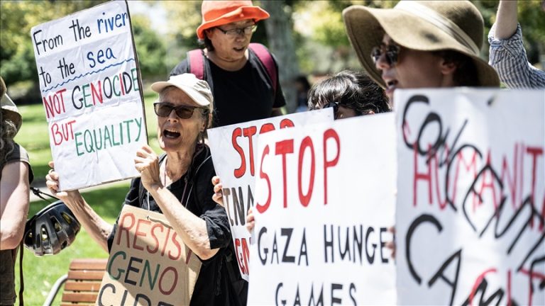 يساريون إسرائيليون يتظاهرون أمام السفارة الأمريكية في القدس احتجاجًا على الحرب والإبادة في غزة