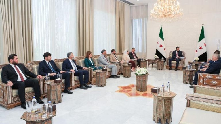 الرئيس السوري أحمد الشرع يتسلّم النسخة النهائية من النظام الانتخابي المؤقت لمجلس الشعب