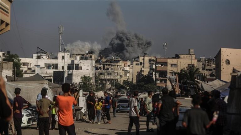 استشهاد 21 فلسطينيًا بينهم أطفال ونازحون بعمليات قصف إسرائيلية استهدفت خيام ومنازل ومواقع انتظار المساعدات