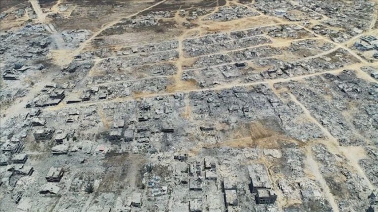 وزير الدفاع الإسرائيلي يتباهى بتسوية بيت حانون بالأرض.. وصورة جوية تكشف حجم الكارثة