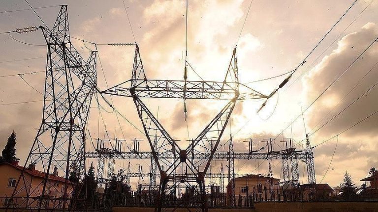 الجيش الإسرائيلي يصدر إنذاراً بإخلاء موانئ يمنية ومحطة كهرباء تمهيداً لقصفها