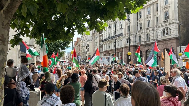 مظاهرة في لندن دعماً لجماعة “فلسطين أكشن” خلال نظر دعوى تصنيفها كمنظمة إرهابية