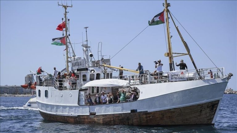 الاحتلال يحتجز سفينة “حنظلة” في المياه الدولية وناشطوها يوجهون نداءً عالميًا للإفراج عنهم