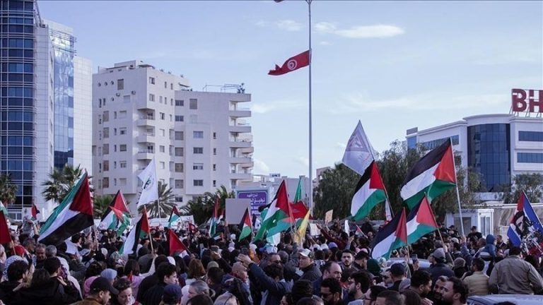 مئات التونسيين ينظمون فعالية “حصار السفارة الأمريكية” احتجاجا على دعم واشنطن لإسرائيل
