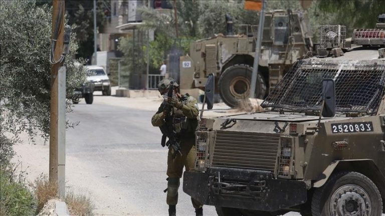 استشهاد طفل فلسطيني متأثرًا بإصابته خلال اقتحام الجيش الإسرائيلي لمخيم العين