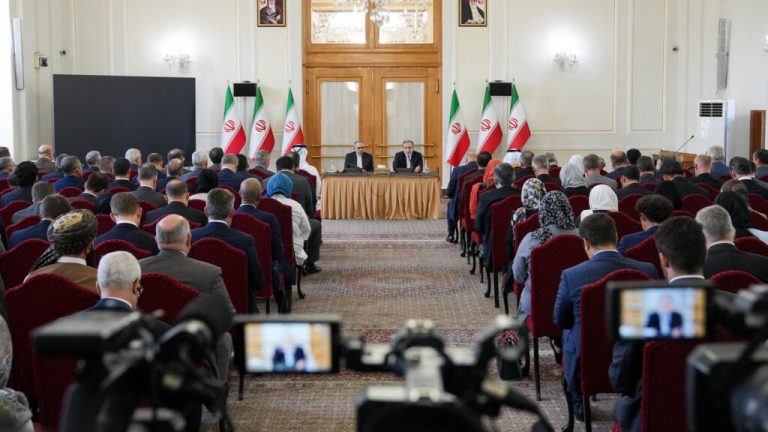 إيران تنفي تحديد موعد لمفاوضات نووية جديدة مع واشنطن وسط تصعيد التوتر