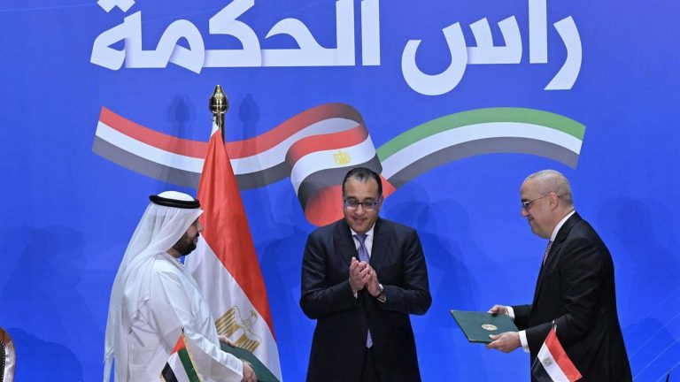 كواليس التحركات الحكومية الأخيرة لتسريع تسليم أراضي مشروع رأس الحكمة للشريك الإماراتي