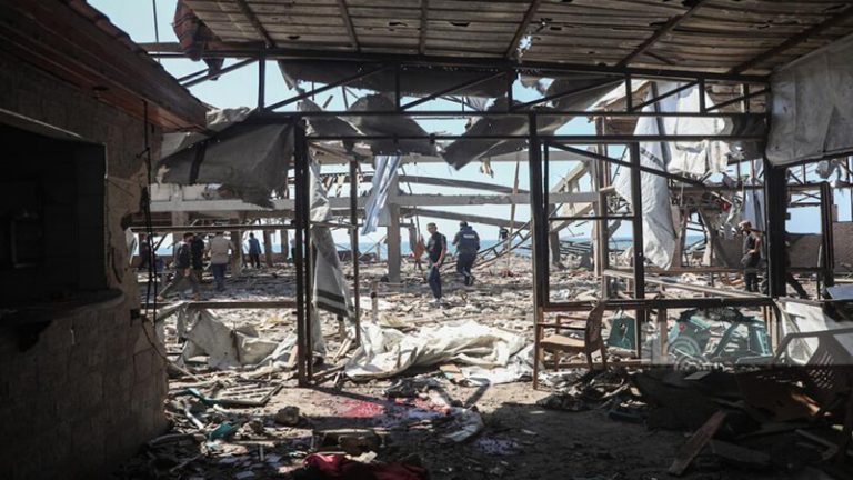 الجارديان: إسرائيل استخدمت قنبلة MK-82 أمريكية في قصف مقهى بغزة، ما قد يرقى إلى جريمة حرب.