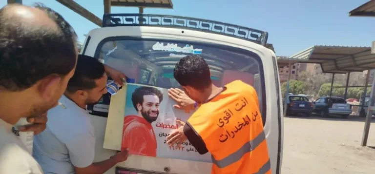 سائقون يتعاطون المخدرات علنًا بمواقف عامة دون خوف أو حساب