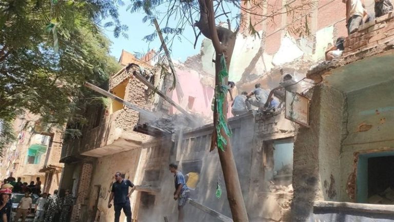 انهيار عقار قديم بمصر القديمة خلال محاولة سرقة أخشابه دون إصابات