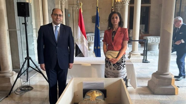 بلجيكا تعيد قطعتين أثريتين لمصر في خطوة تعزز استعادة التراث المنهوب