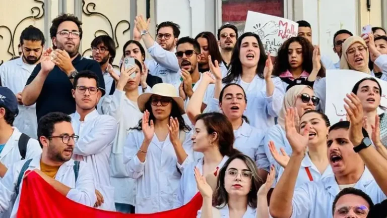 تصعيد شامل للأطباء الشبان في تونس وسط تهديدات وضغوط رسمية متصاعدة