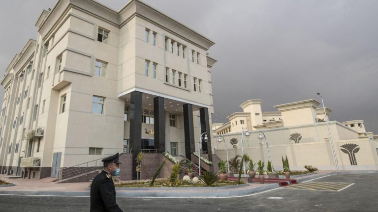حبس انفرادي بلا زيارة خمس سنوات يدفع متهم لمحاولة الانتحار علنًا