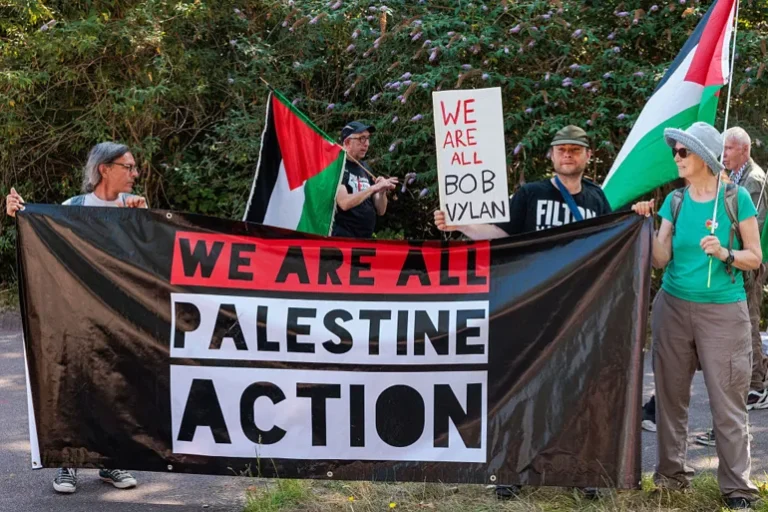 شرطة بريطانيا تجرّم دعم فلسطين وتلاحق المحتجين بعنف غير مبرر صادم