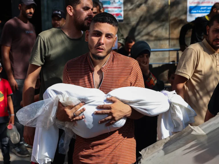 قصف خيام النازحين بغزة يفاقم المأساة وتهديدات إسرائيلية بتحويل المدينة لرماد