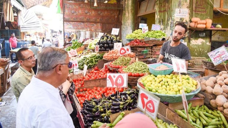 محافظ الإسكندرية ينتقد أسعار الموز المرتفعة خلال جولة مفاجئة بالأسواق