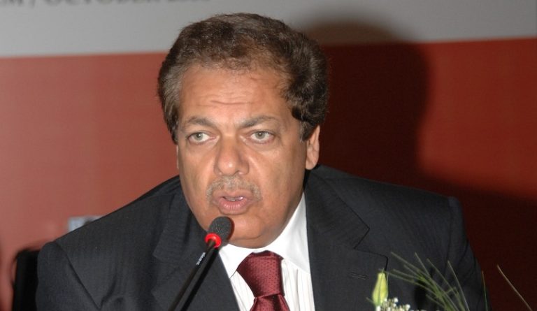 محمد أبو العينين يمجّد برلمانًا غارقًا في الإنجازات الوهمية بلا حساب