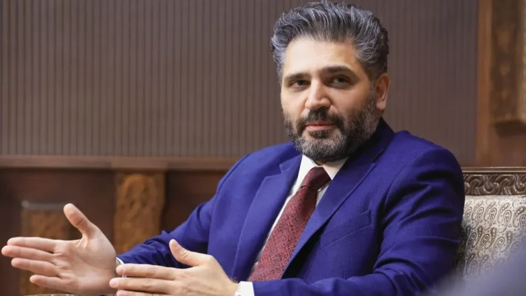 وزير الثقافة السوري يُشعل الغضب بمقطع قديم عن الطائفة العلوية