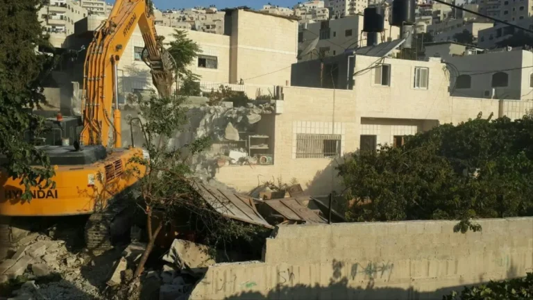 جيش الاحتلال يصدر قرارات بهدم منازل أربعة أسرى وشهداء فلسطينيين بزعم تنفيذ عمليات مقاومة
