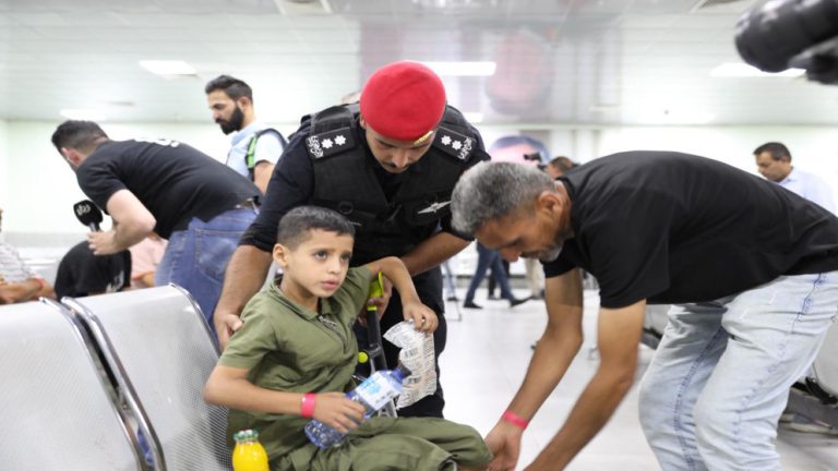 الأردن يواصل جسر العون الإنساني: إجلاء 35 طفلاً من غزة للعلاج الطبي