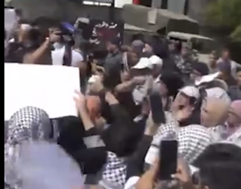 نشطاء يحاصرون السفارة المصرية في لبنان احتجاجًا على غلق معبر رفح ومنع دخول المساعدات إلى غزة