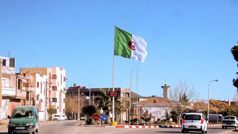 الجزائر ترد على قرار ماكرون الخاص بالتأشيرات الرسمية