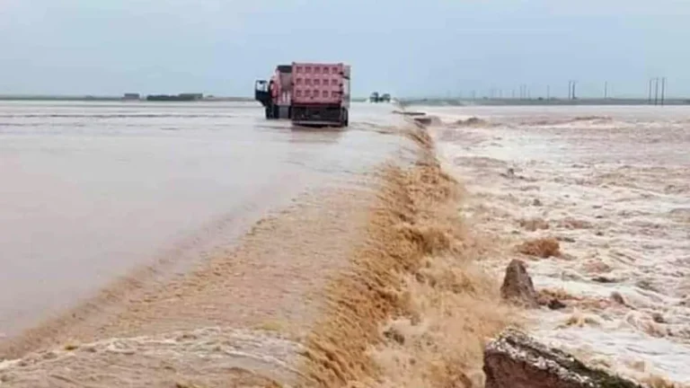 سيول مدمرة تجرف قرية هندية وتبتلع المباني