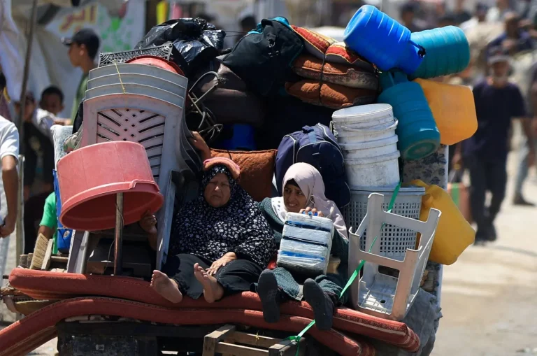 الاحتلال يتخذ خطوات لإخلاء مدينة غزة وتصعّد عملياتها