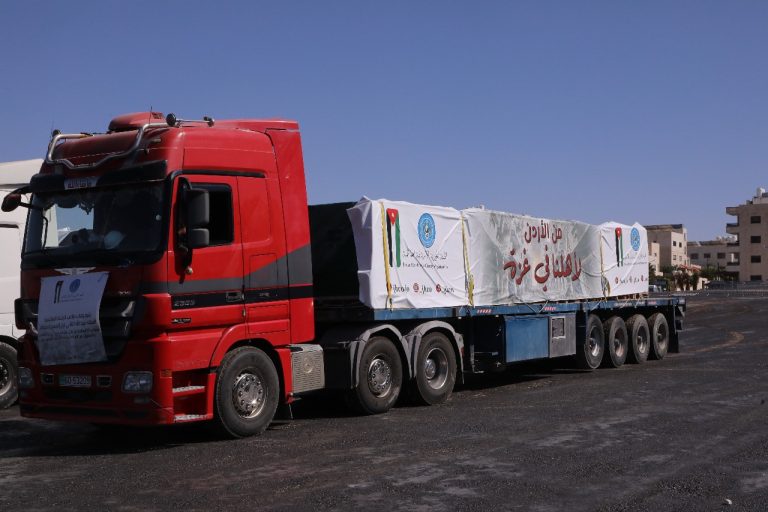 مستوطنون يعترضون قافلة مساعدات أردنية إلى غزة والأردن يحمّل الاحتلال مسؤولية العراقيل المتعمدة