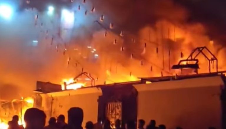 حريق هائل يلتهم عدداً من المحال التجارية قرب مترو شبرا الخيمة بالقليوبية
