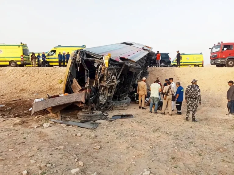 مصرع شخصين وإصابة 33 في انقلاب أتوبيس “الاتحاد العربي” على الطريق الصحراوي بأسيوط