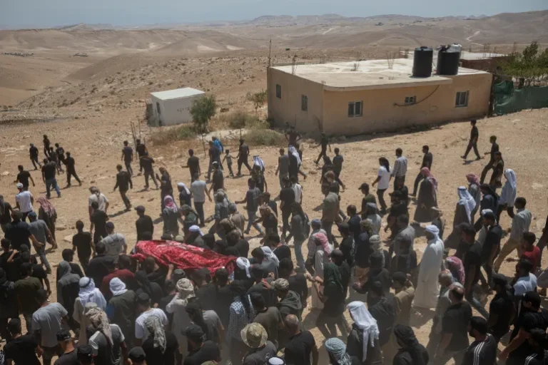وسط حصار مشدد.. تشييع الشهيد عودة الهذالين في مسافر يطا بعد 11 يومًا على احتجاز جثمانه