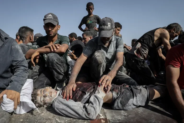 25 شهيدًا في هجمات إسرائيلية على خيام نازحين ومراكز مساعدات بغزة