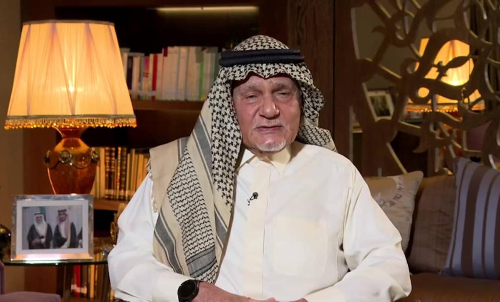 صورة الأمير تركي الفيصل في مقابلة تلفزيونية