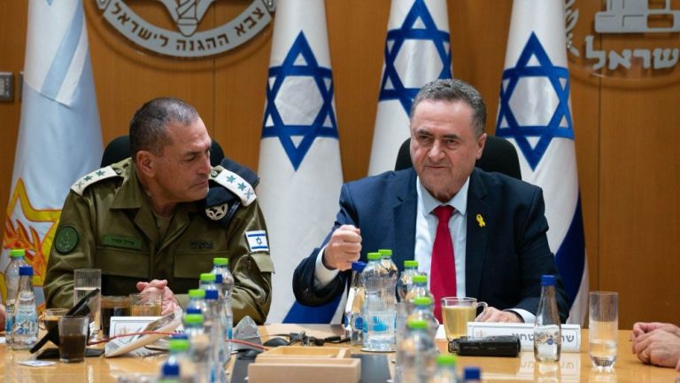 صراع في القمة: وزير الدفاع الإسرائيلي يدعم رئيس الأركان ضد هجوم نجل نتنياهو وسط خلافات حول احتلال غزة