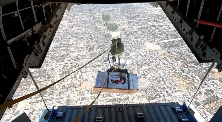 الجيش المصري يعلن إسقاط مساعدات إنسانية على غزة