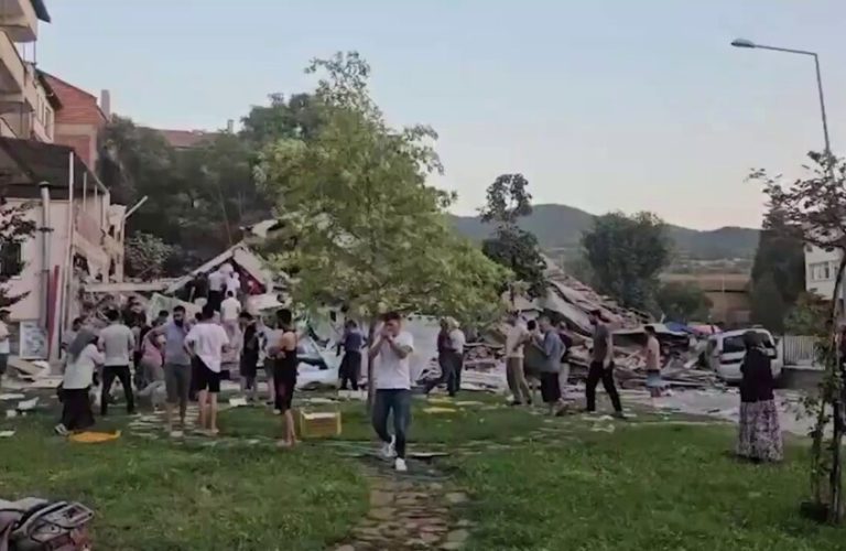 تركيا.. زلزال باليكيسير يدمر عددا من المباني والمنازل
