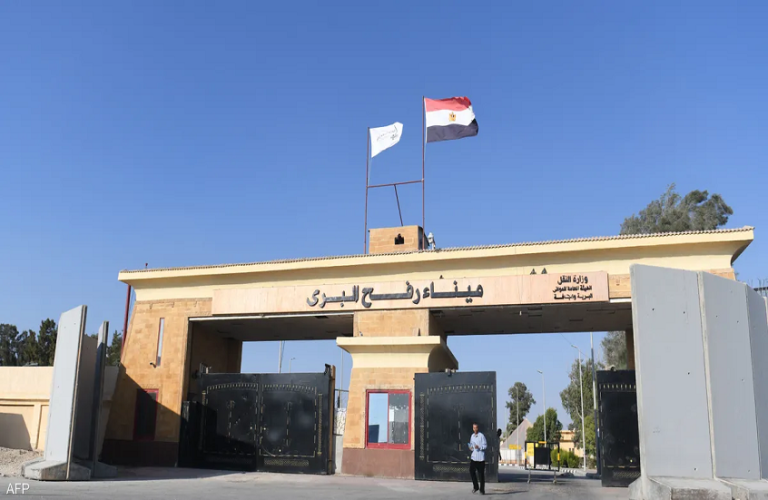 رئيس الوزراء الفلسطيني يزور معبر رفح برفقة مسؤولين مصريين
