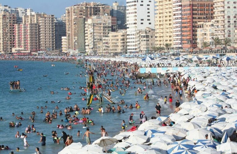 إخلاء شواطئ شهيرة بالإسكندرية بعد حادث غرق فتيات جماعي