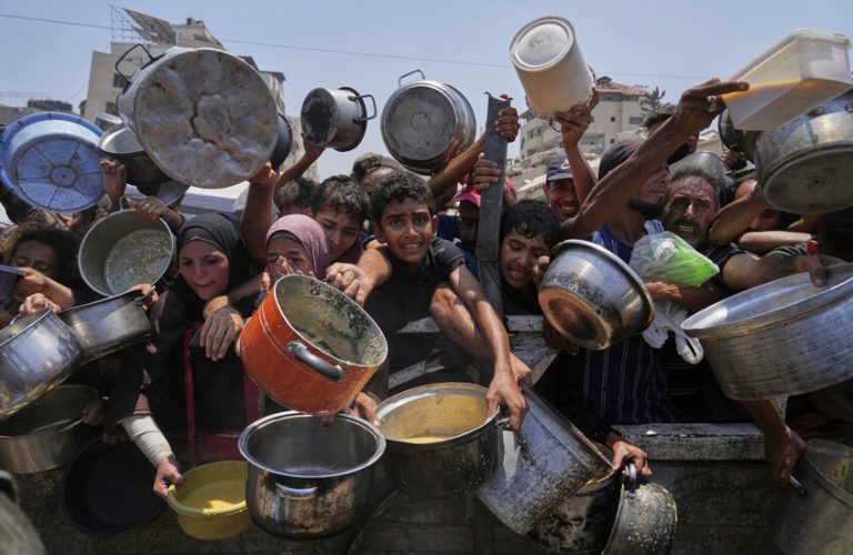 الجزائر تتهم الاحتلال بالتخطيط والتدبير لإحداث مجاعة في غزة
