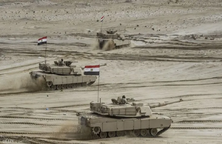 إذاعة عبرية: مصر تدفع بآلاف الجنود إلى سيناء وتعزز قواتها العسكرية