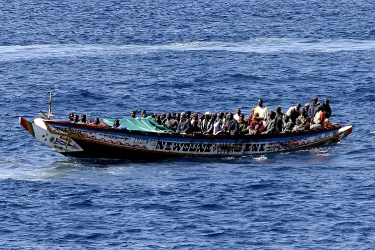 مأساة قبالة سواحل موريتانيا: 69 قتيلاً وعشرات المفقودين في غرق زورق مهاجرين