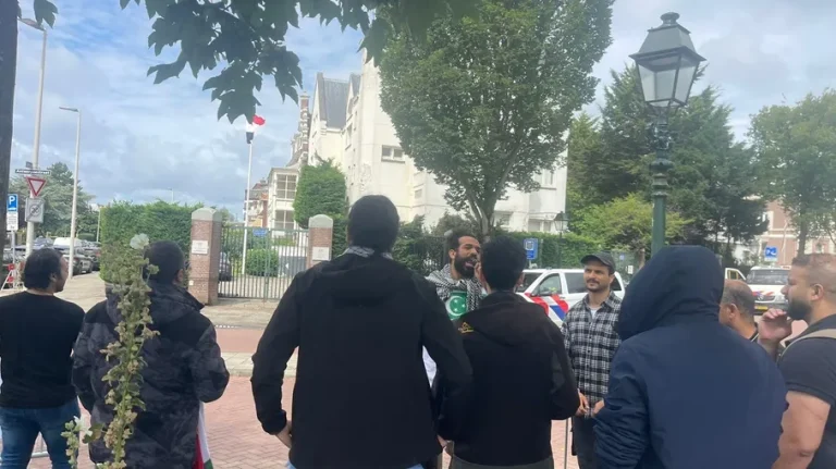 مركز “حريات” يدافع عن مشروعية الاحتجاج الرمزي أمام السفارات: “القفل ليس جريمة بل صرخة كرامة