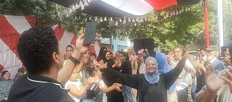 فقرات رقص أمام عدد من لجان الاقتراع تثير الجدل خلال انتخابات مجلس الشيوخ في عدة محافظات